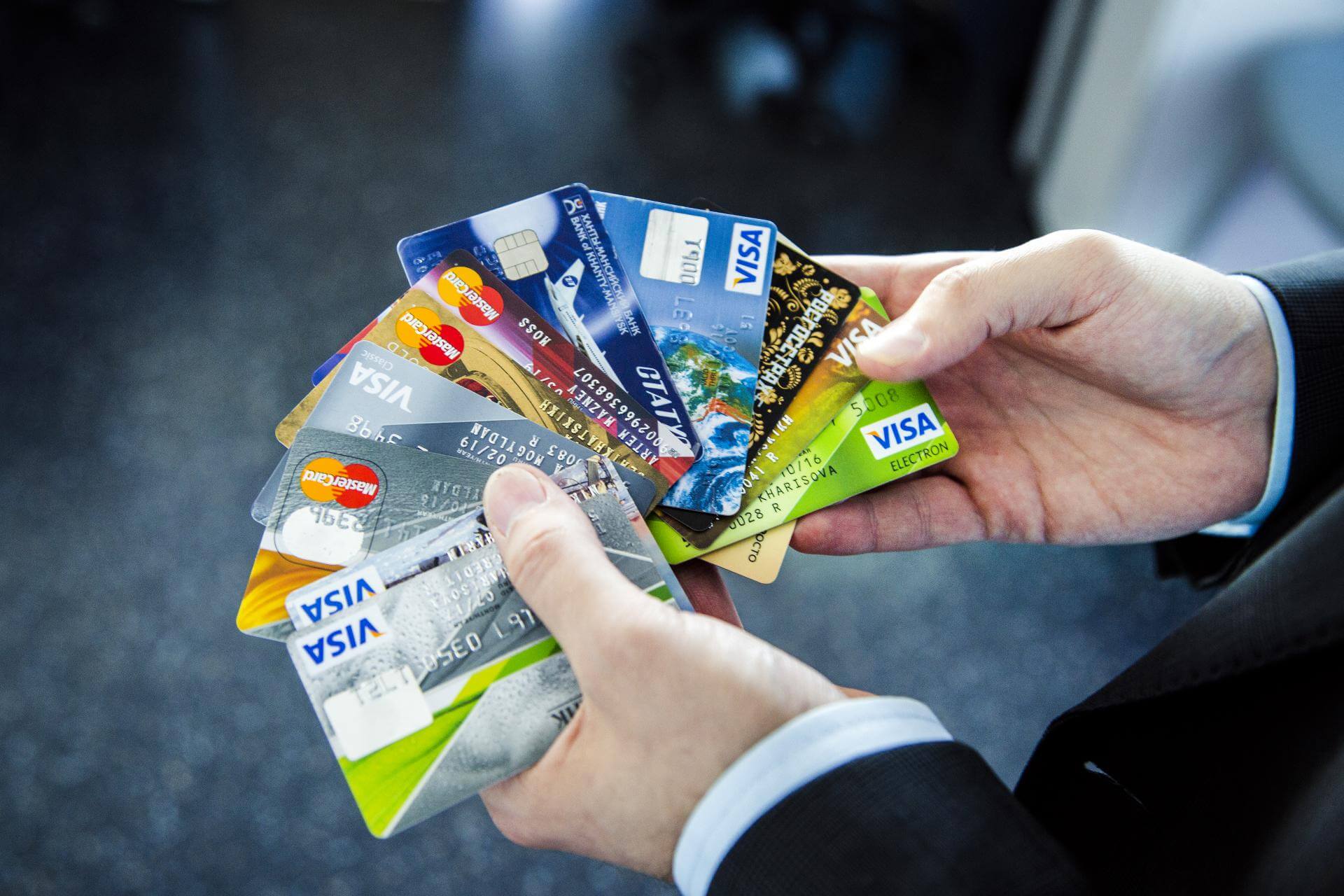 Две кредитные карты и кредит. Кредитная карта. Пластиковые карточки. Банковская карточка. Кредитные пластиковые карты.